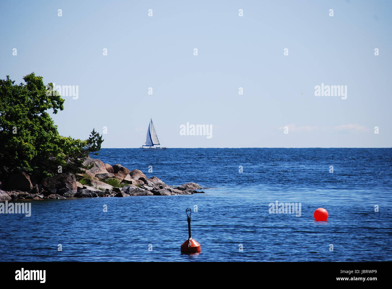 Sommeridylle auf einem einsamen schwedischen Fjord Stockfoto