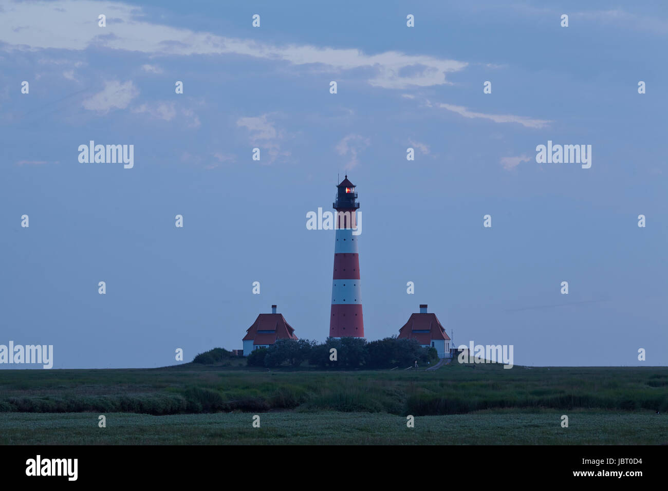 Der Leuchtturm in Westerhever nahe St. Peter Ording (Deutschland, Schleswig-Holstein) am Abend. Stockfoto