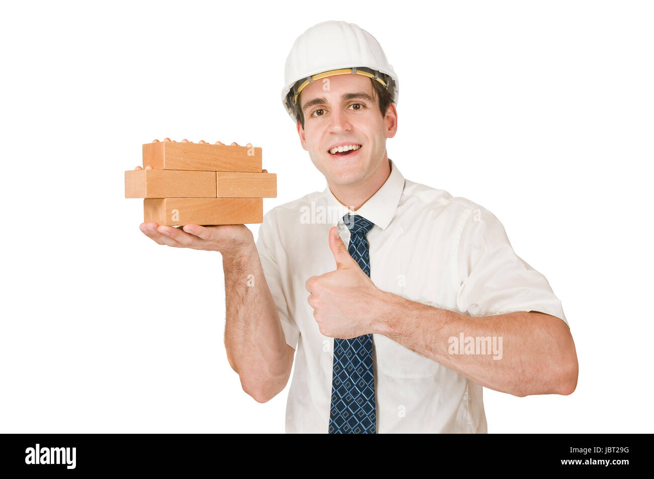 Seitliche Oberkörper-Aufnahme Eines Jungen Mannes Im Weißen Hemd Und Donnersberger Helm Holzkötzer Hochhaltend Und deutsche-Hoch-Geste Vor Weissen Hintergrund Freudig in Die Kamera blickend Stockfoto