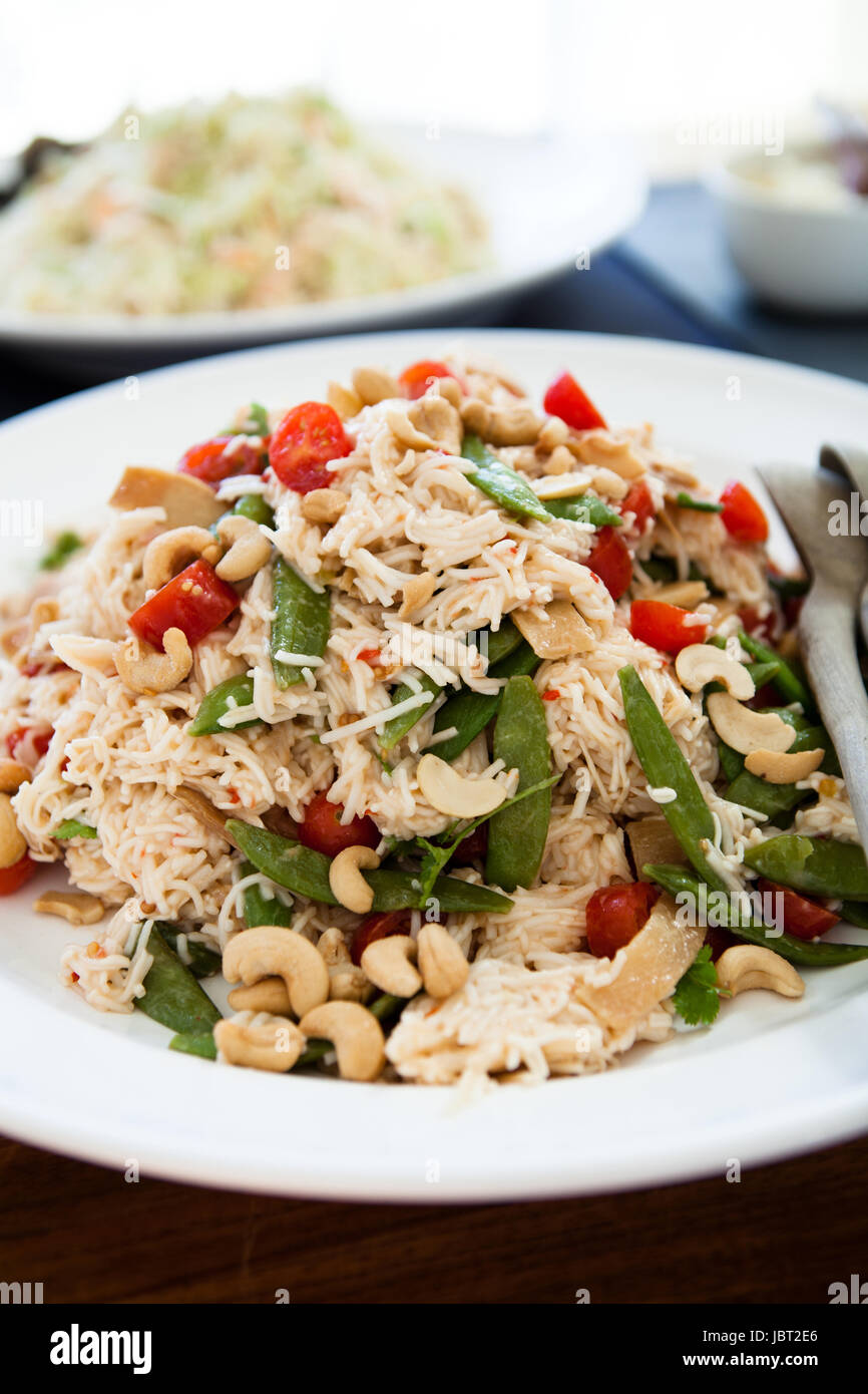 Nahaufnahme der Teller mit Nudelsalat mit Cashew-Nüssen und Cherry ...