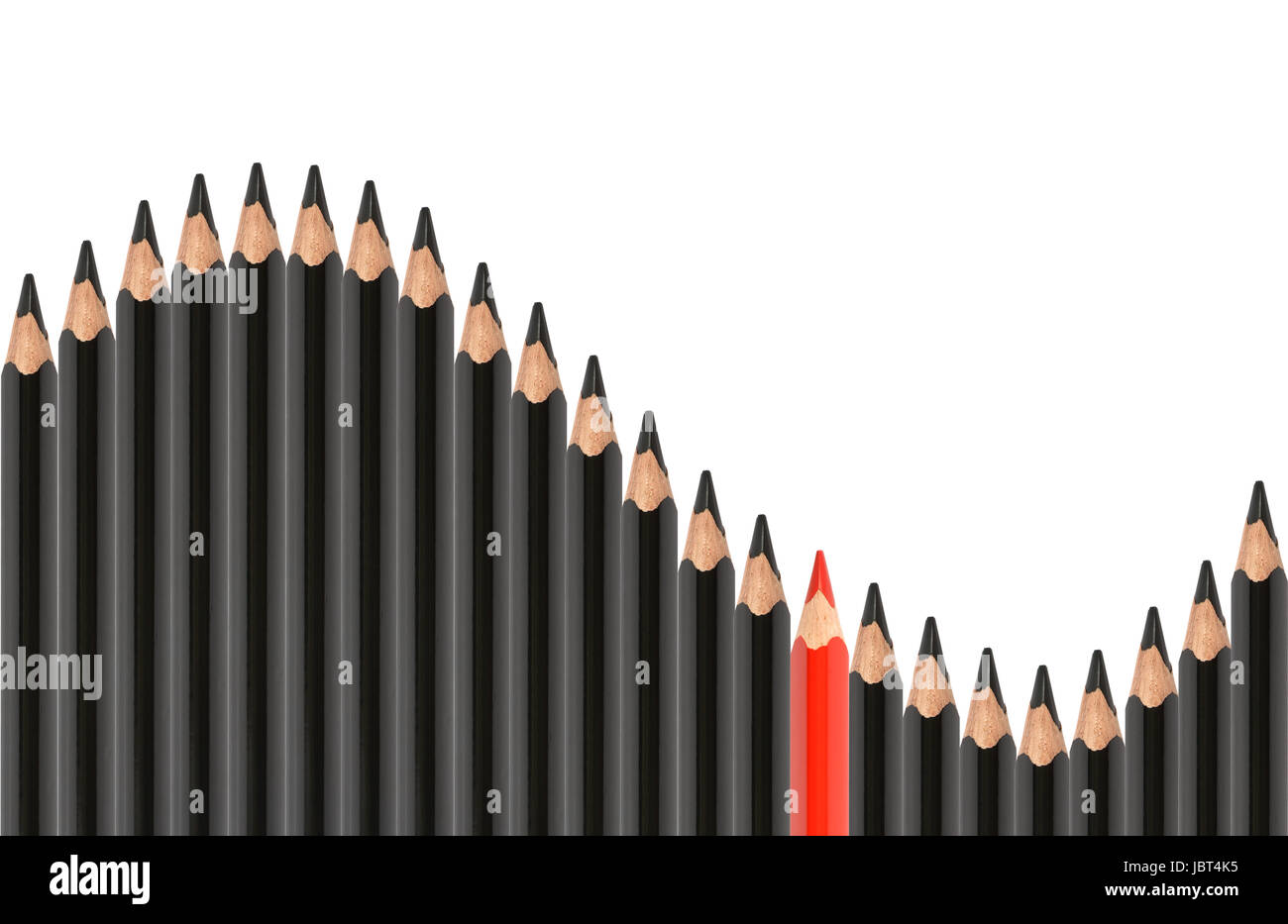Bleistifte-Hintergrund. Ein roter Buntstift zwischen viel schwarze Bleistifte in Folge Stockfoto