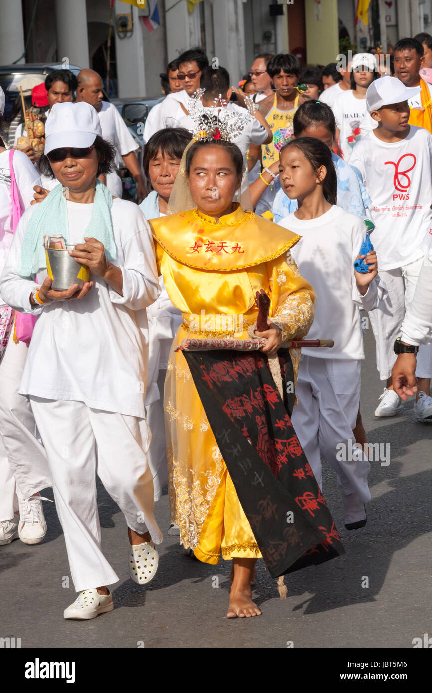 Frau Geist Medium mit Anhängern während einer Parade während der neun Kaiser Götter Festival (vegetarische Festival) in Phuket, Thailand Stockfoto