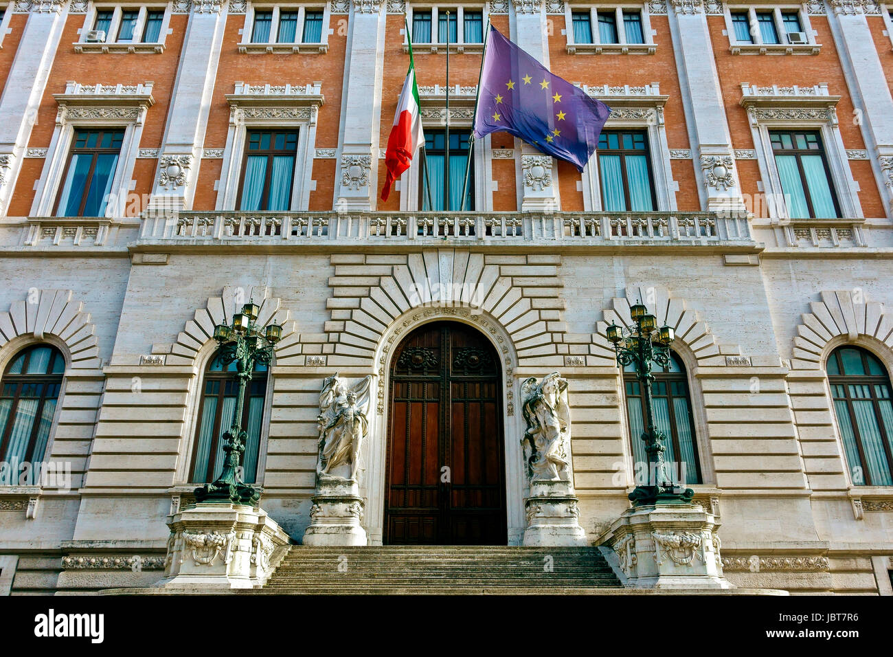 Palazzo Montecitorio. Der Abgeordnetenkammer der Italienischen Republik. Italienischen Parlament. Camera dei deputati. Flying europäischen, italienischen Flagge. Rom, Italien Stockfoto