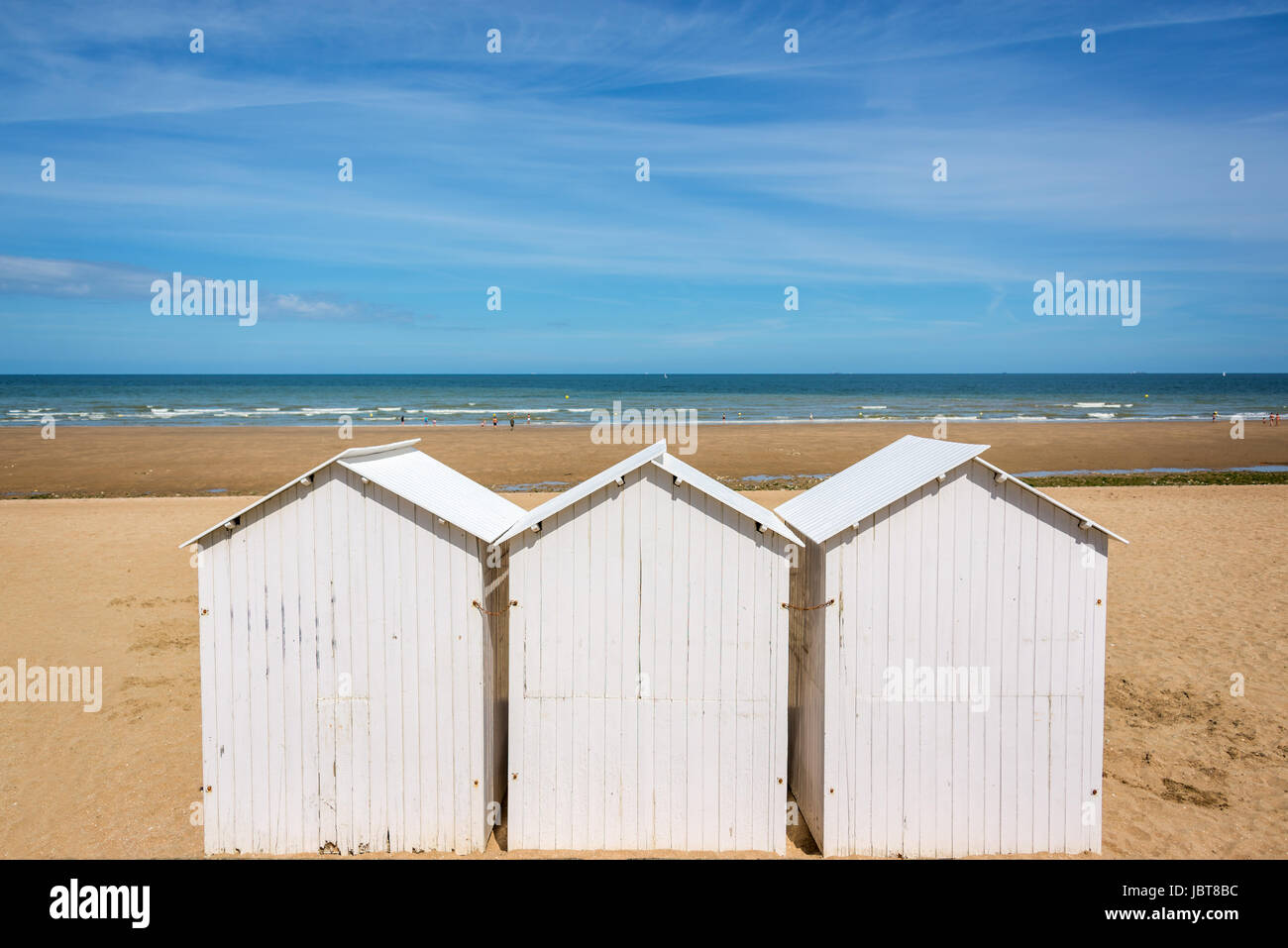 Drei traditionelle weiße hölzernen Umkleidekabinen am Strand von Villers, Normandie, Frankreich Stockfoto