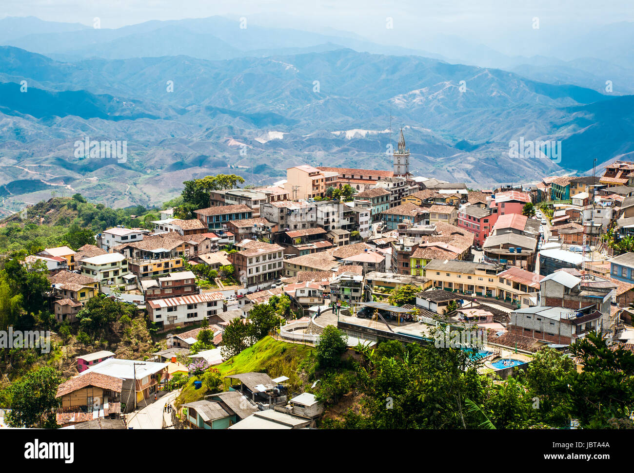 Zaruma - Stadt in den Anden, Ecuador. In der südlichen Provinz von El Oro (das bedeutet buchstäblich "das Gold") im westlichen Bereich der Anden gelegene ist Zaruma eine schöne Hügel Stadt mit steilen verdrehten Straßen, bemalte Holzhäuser und fabelhafte Aussicht auf die umliegende Landschaft Stockfoto