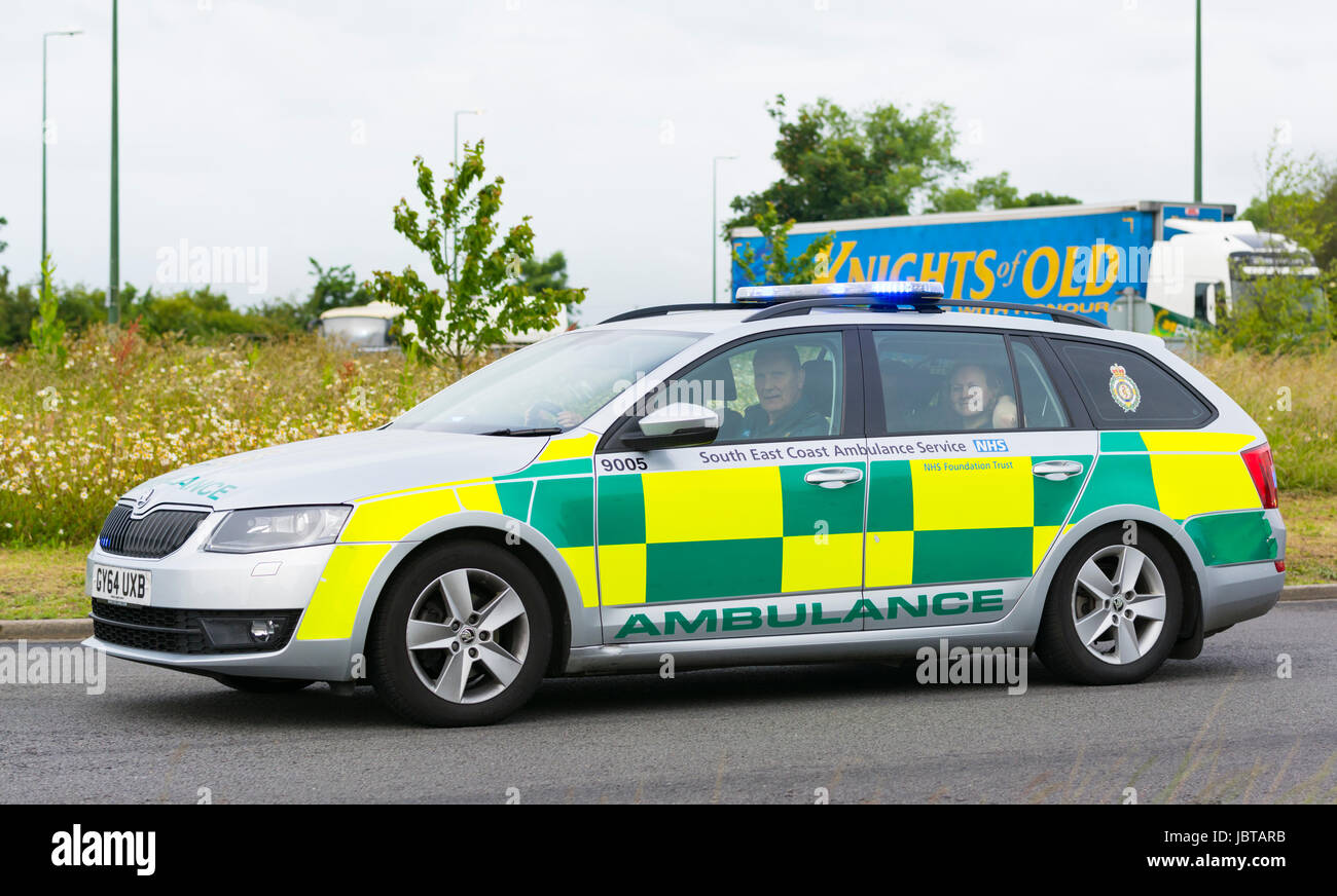 South East Coast Krankenwagen Auto beschleunigt auf einen Kreisverkehr mit blau leuchtet auf im Vereinigten Königreich. Stockfoto