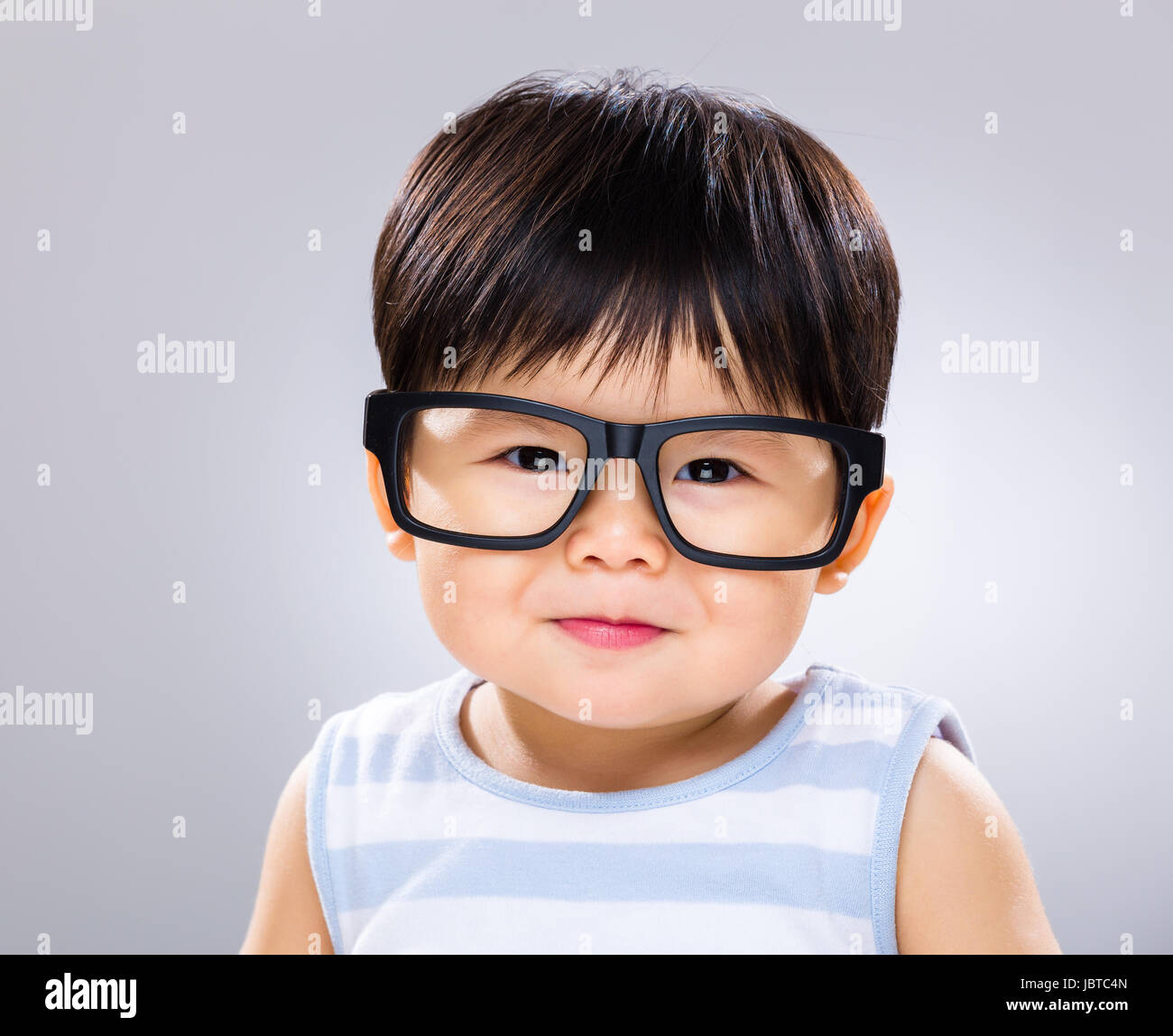 Baby Junge mit Brille Stockfoto