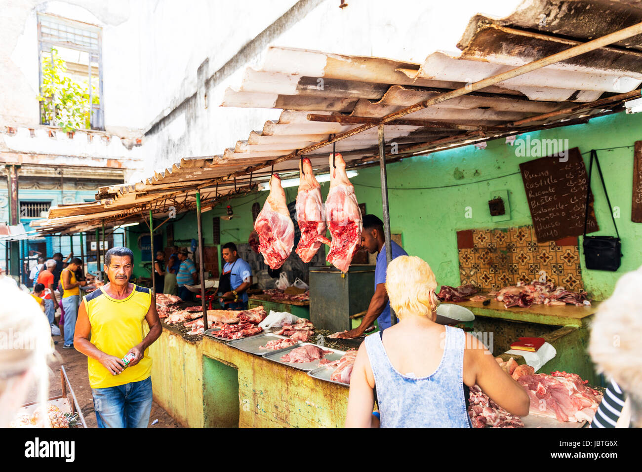 Havanna-Fleisch-Markt, Markt Kuba, kubanische Fleischmarkt, Keulen, Schweinefleischprodukte zu verkaufen, Kuba Fleischmarkt, Marktstände, Verkauf von Fleisch, Stockfoto