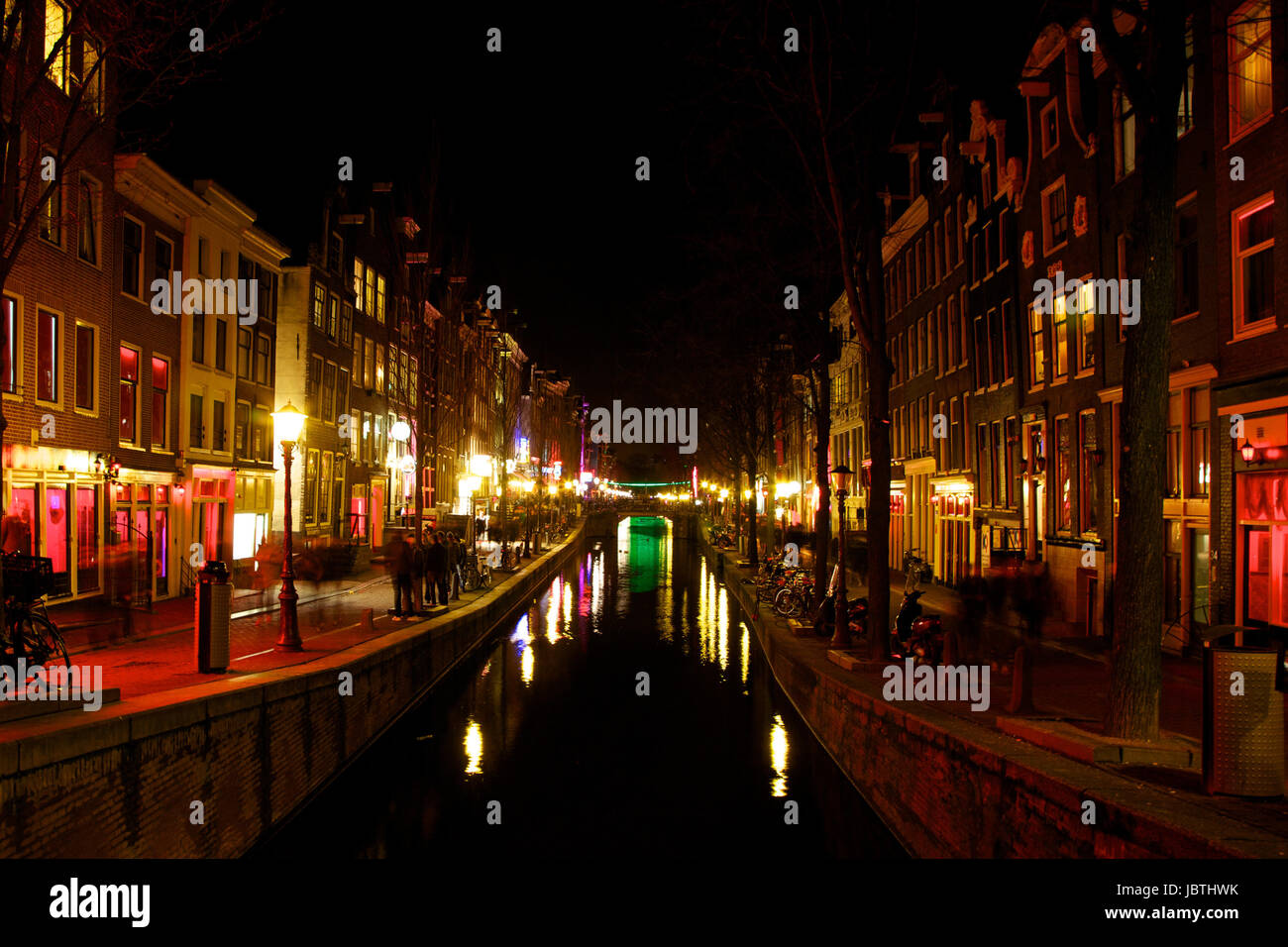 Abend-Blick auf die Grachten und Gebäude von Amsterdam, Niederlande Stockfoto