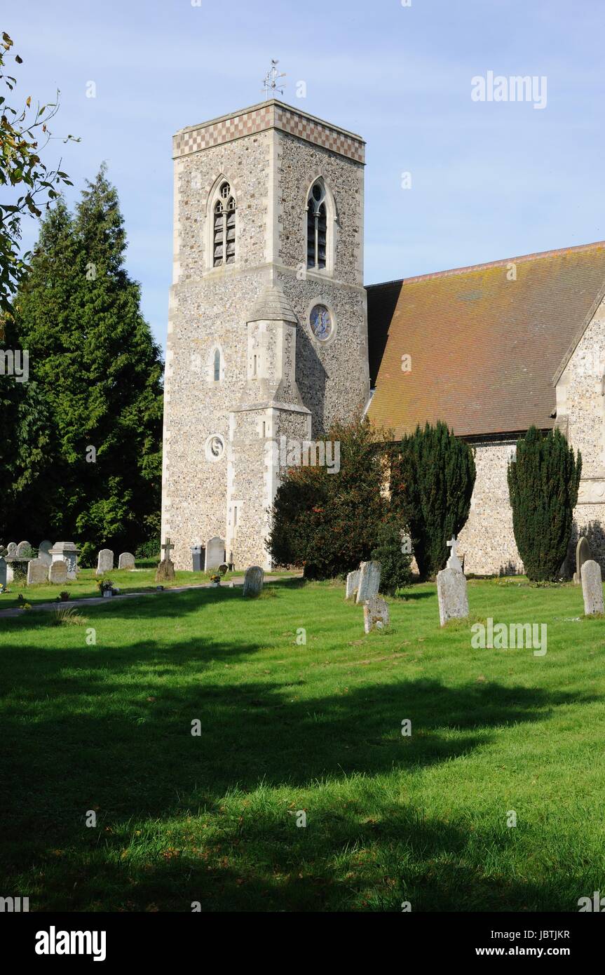 St. Peterskirche, Lilley, Hertfordshire, hat eine Veranda unter dem Süd-West-Turm, die mit roten Ziegeln ausgekleidet ist. Stockfoto