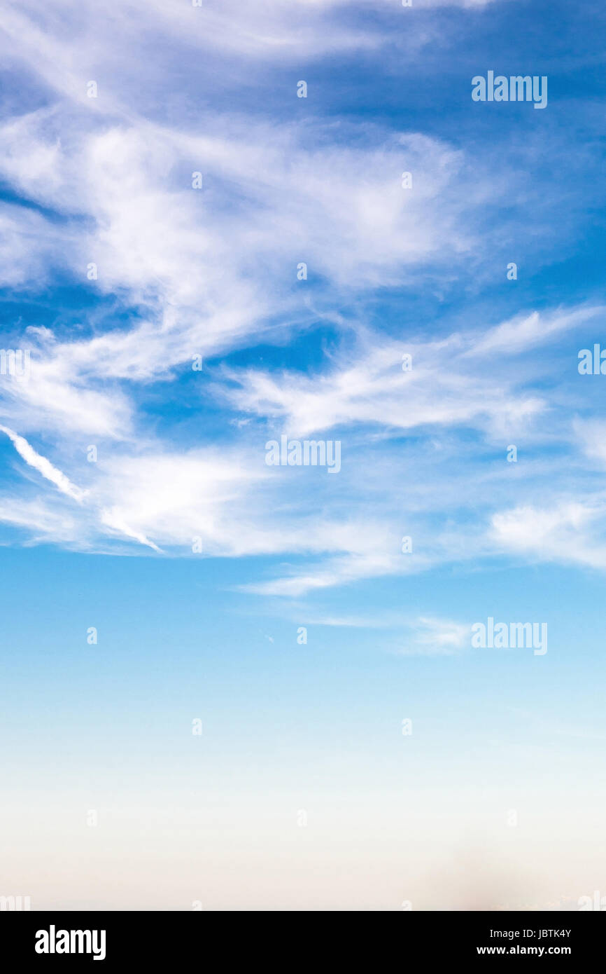 Blauer Himmel mit Wolken Schleier, Cirri, an der Nordseeküste, Blauer Himmel Mit Schleierwolken, Federwolken, eine der Nordseeküsten Stockfoto