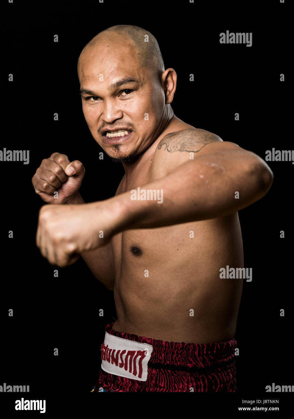 Porträt des Muay Thai Kämpfer Aw Ratchayothin Sangmorakot Krazy Bee Turnhalle, Itoman Stadt, Okinawa, Japan Stockfoto