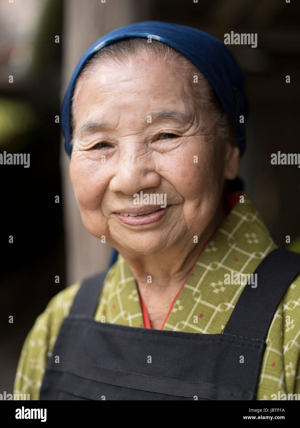 Kobashigawa Sumi Alter von 83 Jahren arbeiten machen Satandagi Donuts auf Ryukyu Mura, Yomitan, Okinawa Stockfoto