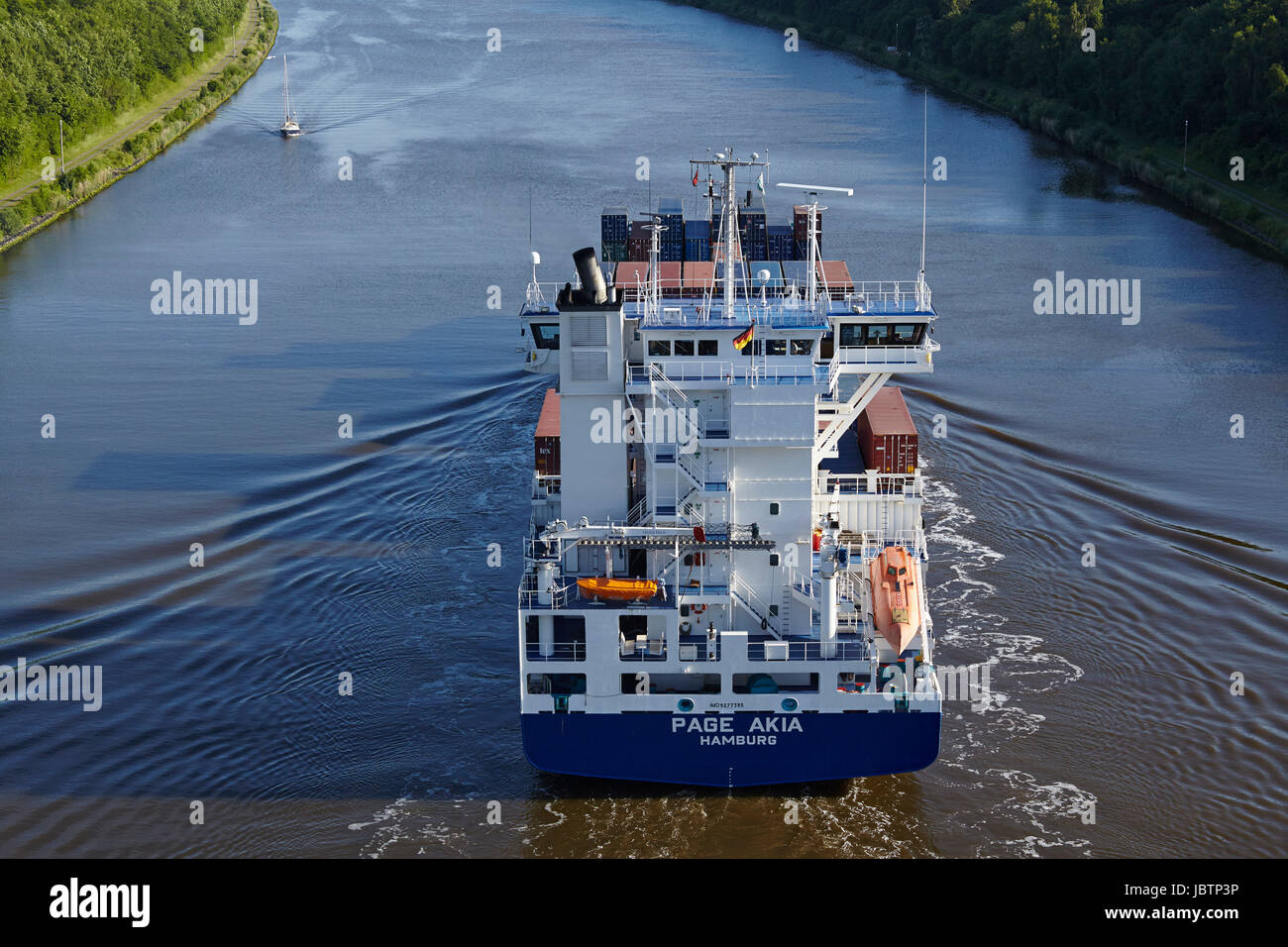 Das Containerschiff Page Akia am Nord-Ostsee-Kanal in der Nähe von Beldorf (Deutschland, Schleswig-Holstein) am 15. Juni 2014. Stockfoto