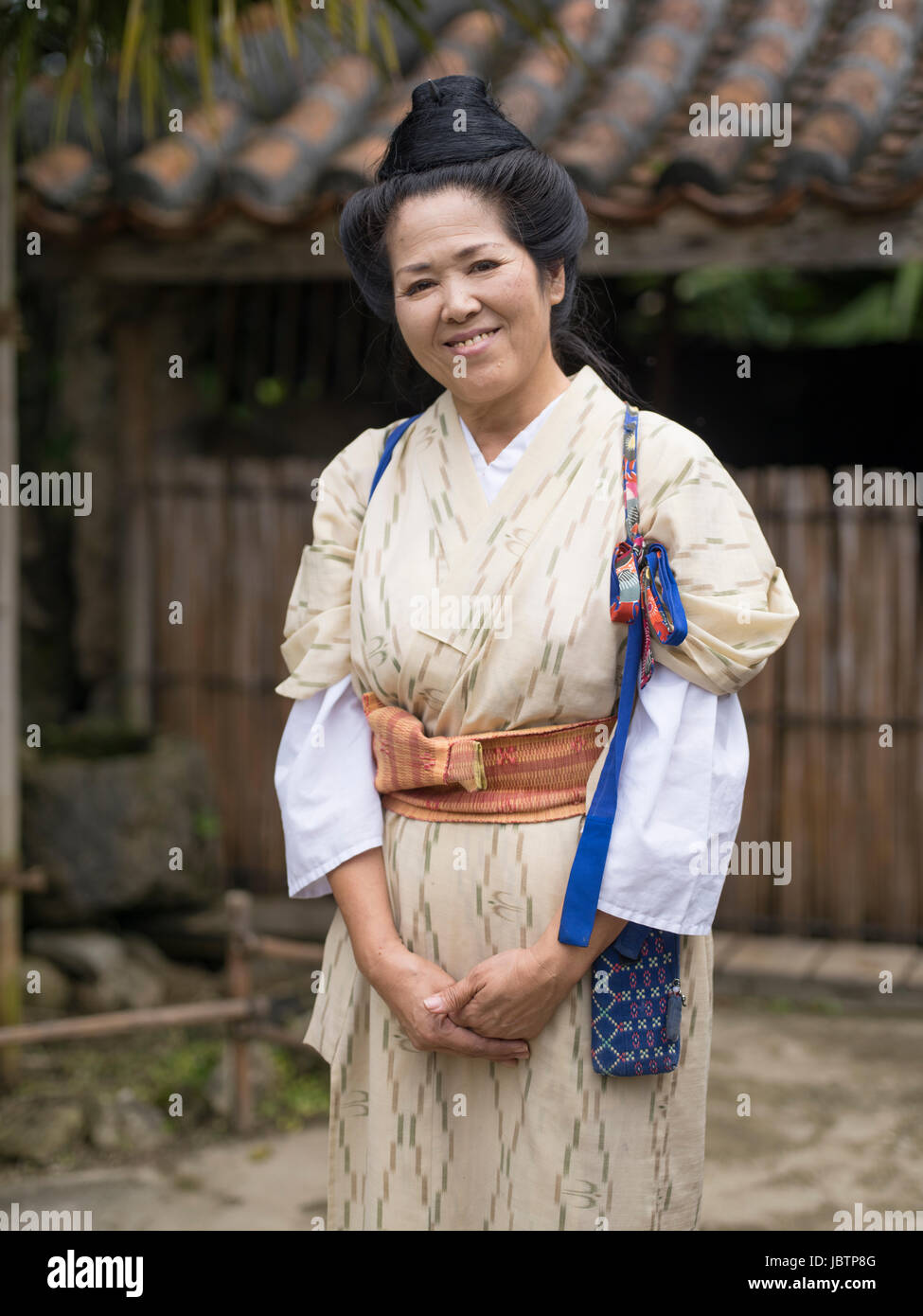 Okinawa Dame im Kimono auf Ryukyu Mura, Yomitan, Okinawa Stockfoto