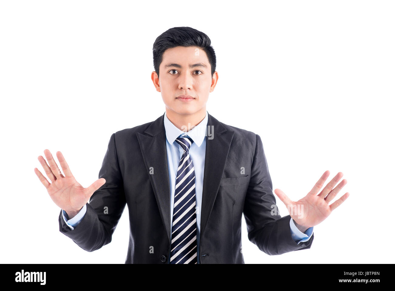 Asiatischer Mann im schwarzen Anzug drücken leere virtuelle Taste auf Touch-Screen. Stockfoto