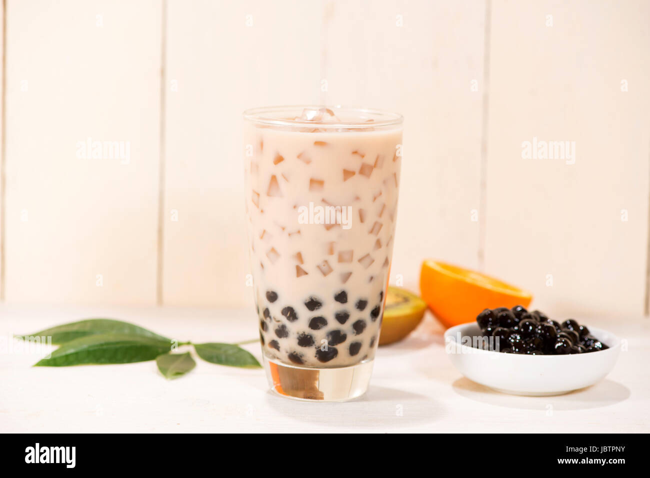 Boba / Bubble Tea. Hausgemachte Milchtee mit Perlen auf Holztisch. Stockfoto