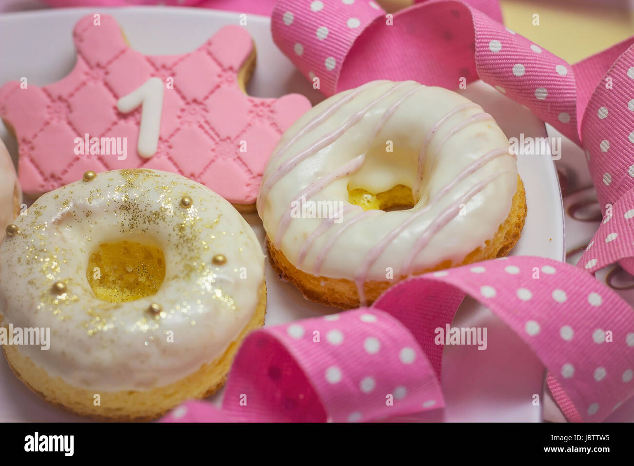 Der erste Geburtstag Cookies - Royal icing Krone Form Cookie und dekoriert Donuts Stockfoto