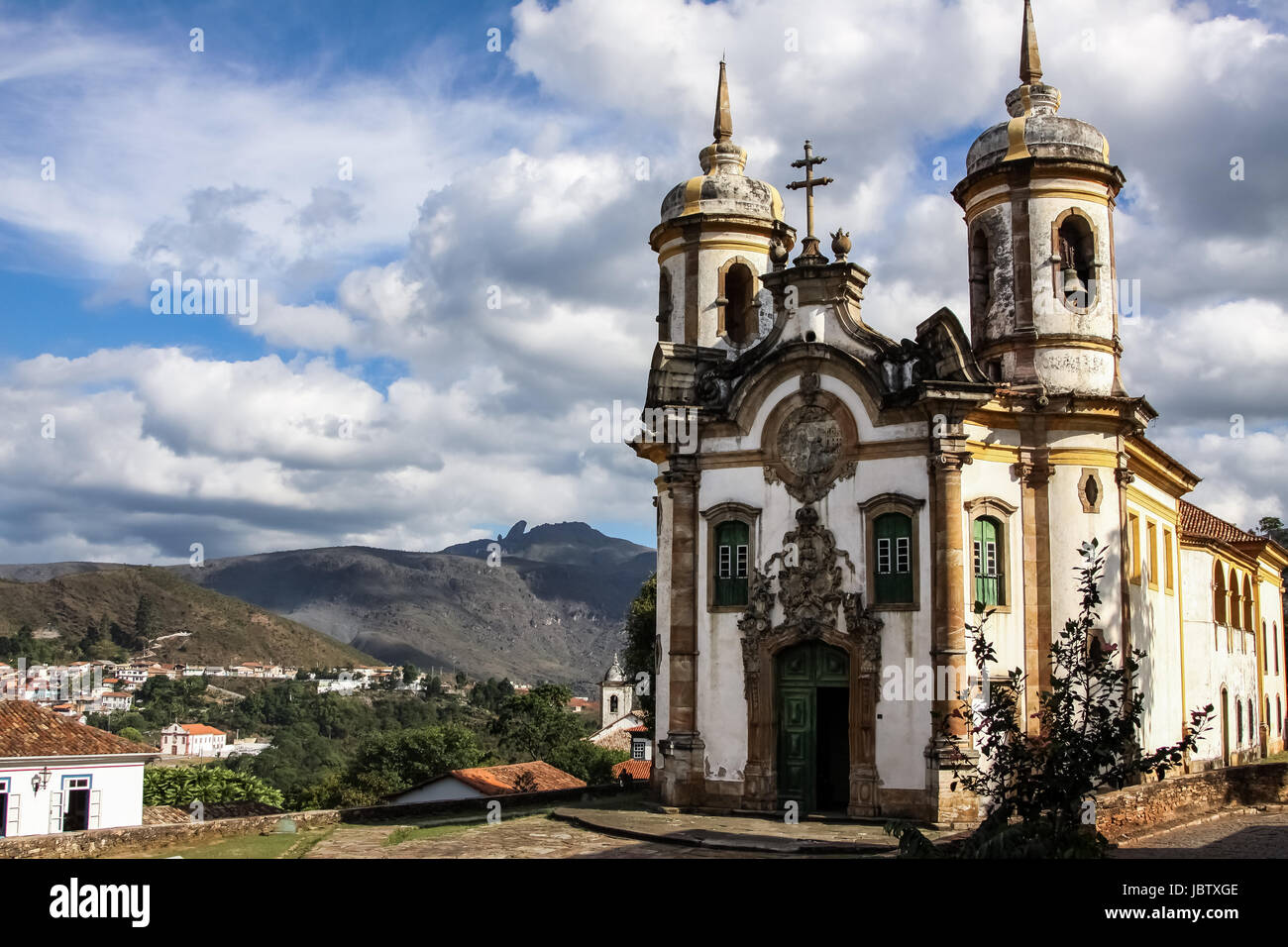 Blick auf historische Barockkirche Igreja Sao Francisco de Assis, Ouro Preto, UNESCO Weltkulturerbe, Minas Gerais, Brasilien Stockfoto
