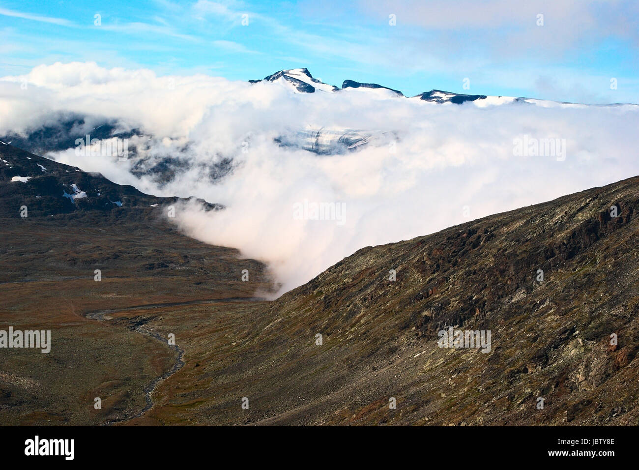 Blick auf Galdhopiggen aus dem Weg zu Glittertind im Jotunheimen Nationalpark in Norwegen. Galdhopiggen ist Norwegens höchsten, Glittertind seinen zweiten höchsten Gipfel. Stockfoto