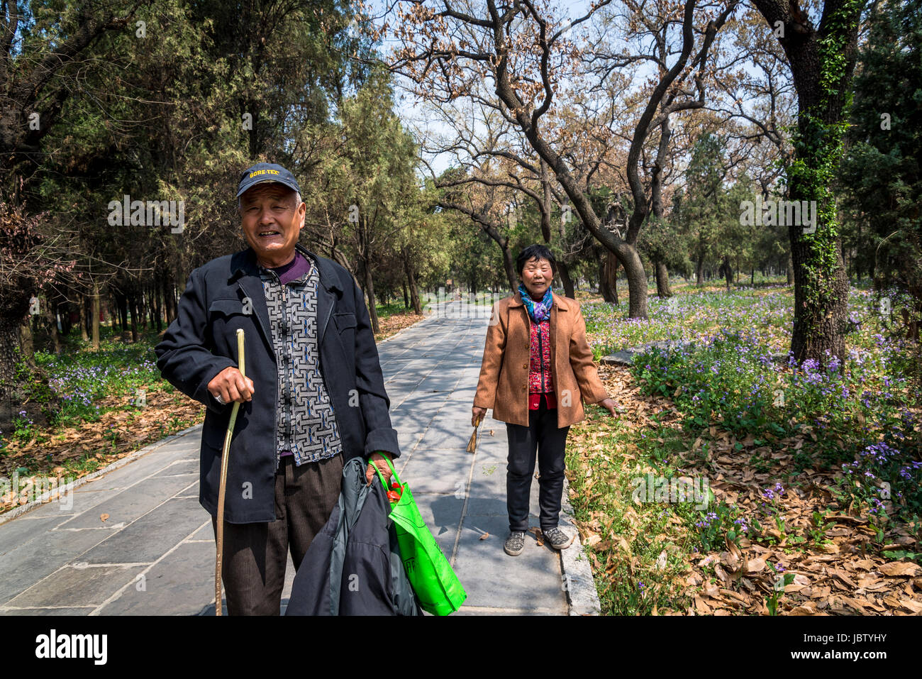 Zwei Personen, Friedhof des Konfuzius (Kong Lin), Qufu, Provinz Shandong, der Heimatstadt von Konfuzius, China Stockfoto