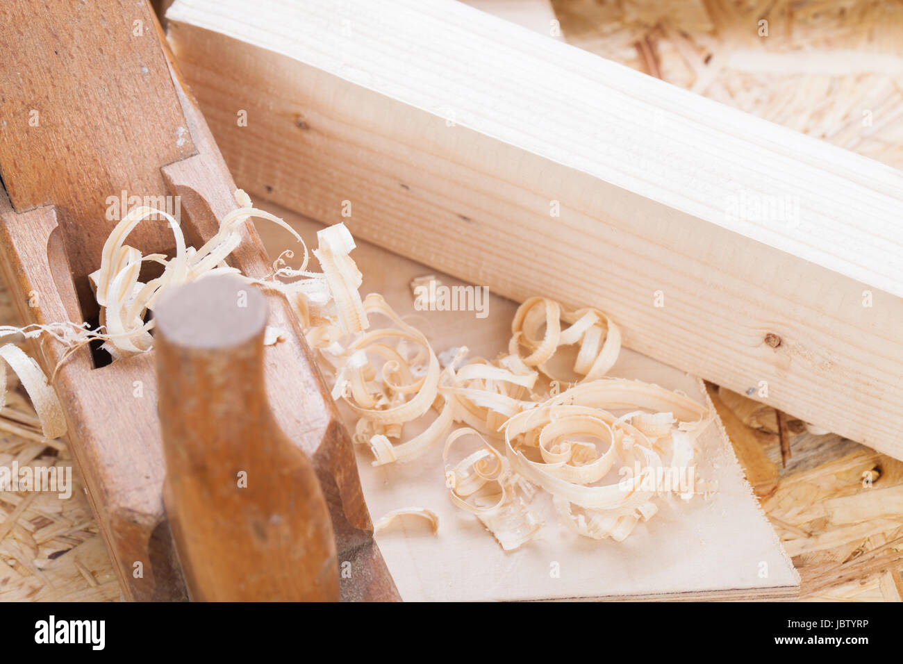 Hobel Mit Holz Spänen in Einer Schreinerei Bei der Holzbearbeitung in Nahaufnahme Detail Stockfoto