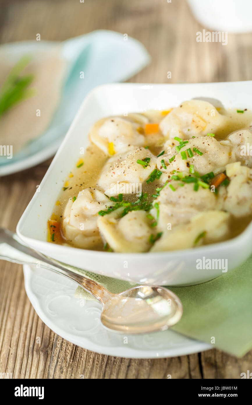 Schale Mit Russischen Pelmeni Italienischen Tortellini Mit Brühe Und Petersilie Nahaufnahme Auf Einem Holztisch Stockfoto