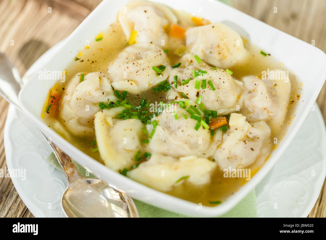 Schale Mit Russischen Pelmeni Italienischen Tortellini Mit Brühe Und Petersilie Nahaufnahme Auf Einem Holztisch Stockfoto