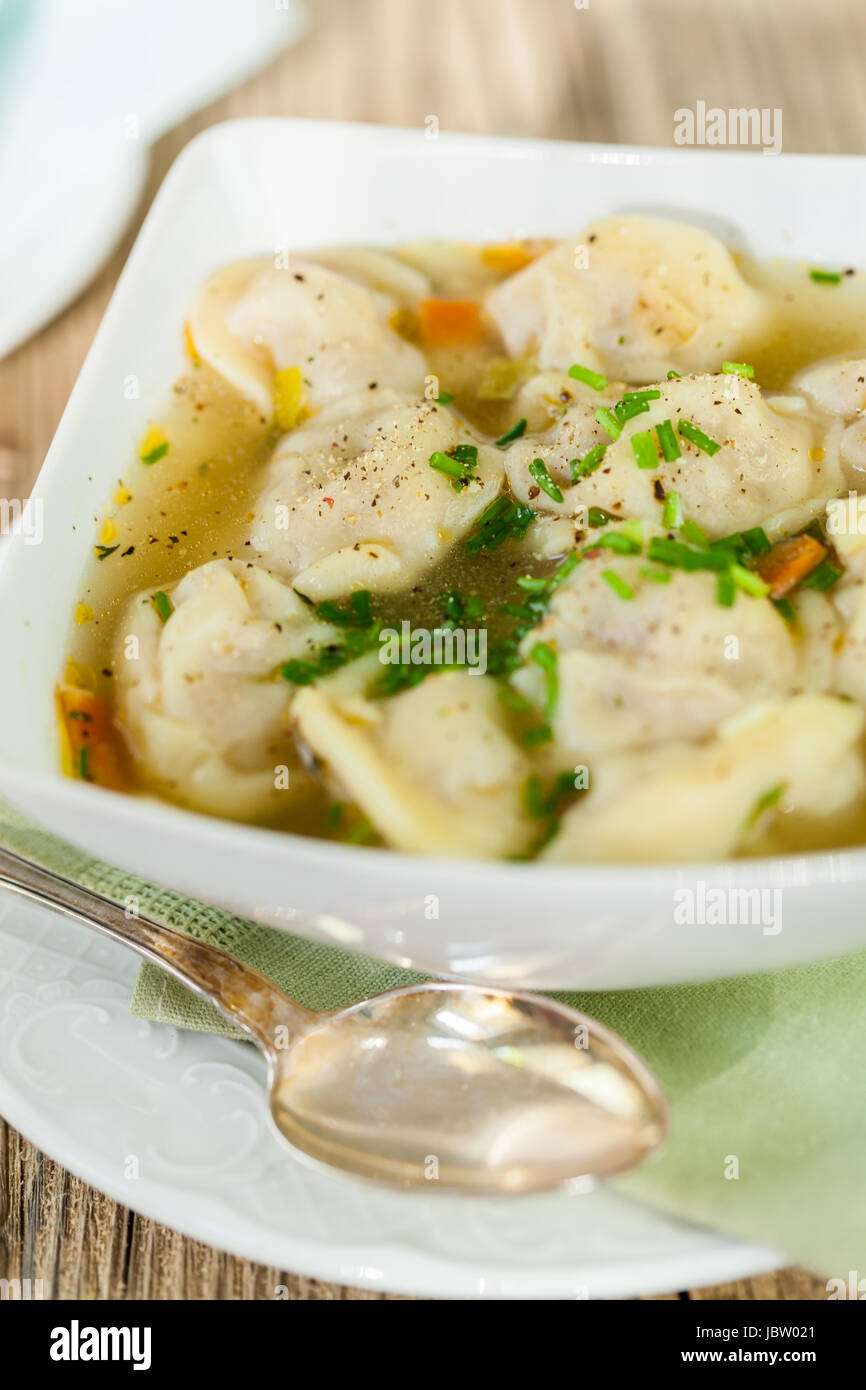 Schale Mit Russischen Pelmeni Italienischen Tortellini Mit Brühe Und Petersilie Nahaufnahme Auf Einem Holztisch Stockfoto