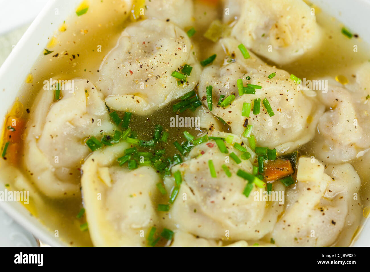 Schale Mit Russischen Pelmeni Italienischen Tortellini Mit Brühe Und Petersilie Nahaufnahme Auf Einem Holztisch Stockfoto