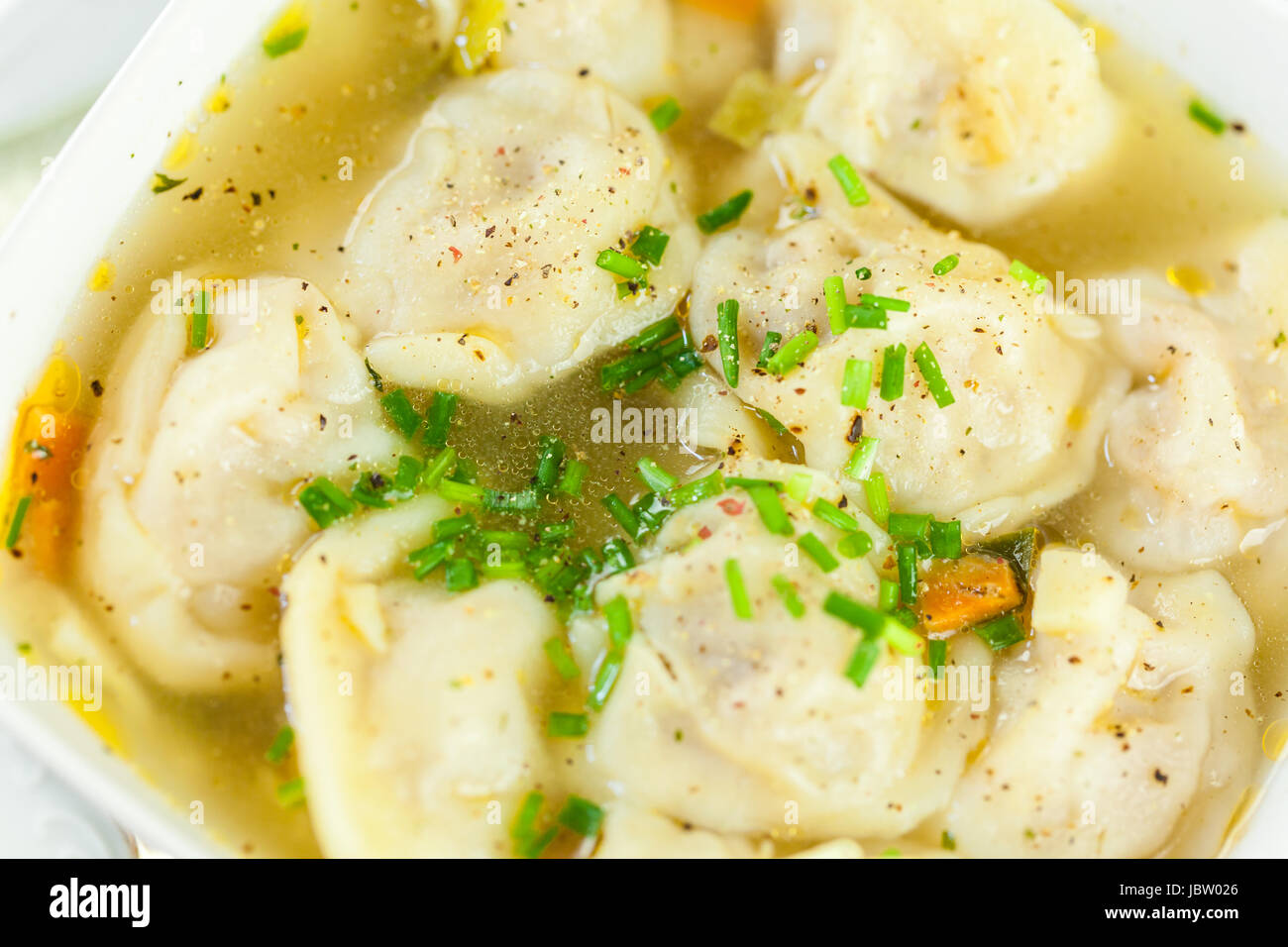 Schale Mit Russischen Pelmeni Italienischen Tortellini Mit Brühe Und Petersilie Nahaufnahme Auf Einem Holztisch Stockfoto