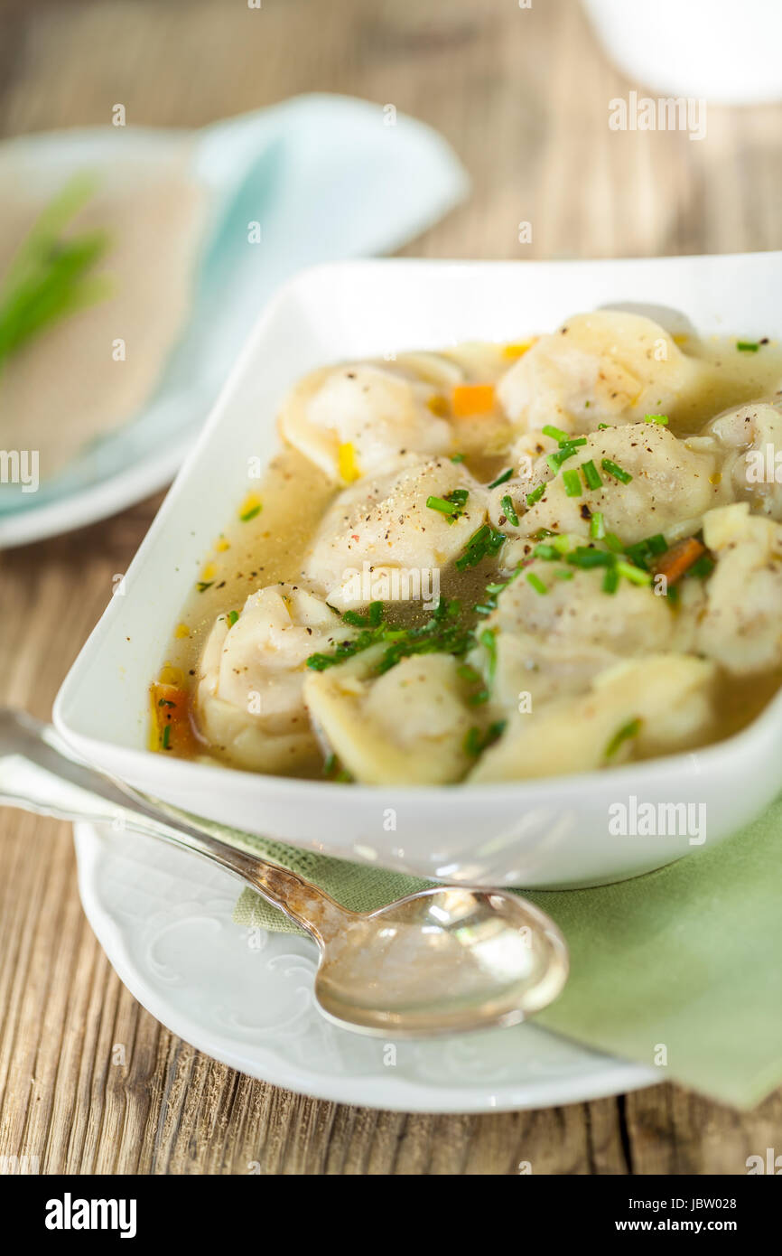 Schale Mit Russischen Pelmeni Italienischen Tortellini Mit Brühe Und Petersilie Nahaufnahme Auf Einem Holztisch Stockfoto