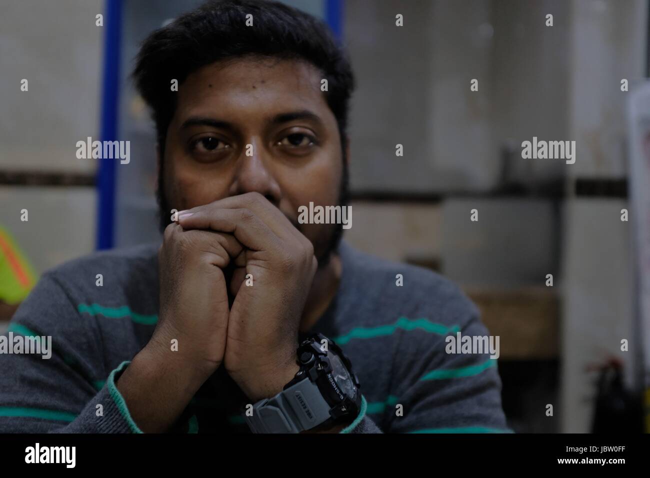Junge mit Haltung Stockfoto
