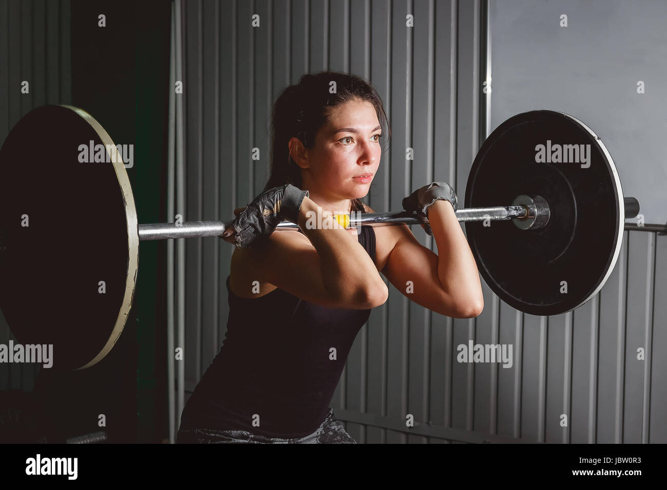 Starke Frau heben Langhantel als Teil von Crossfit Routine-Übung. Stockfoto