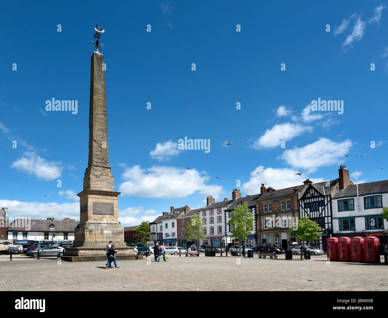 Obelisk im Market Place Ripon North Yorkshire England gebaut 1702 ist es der früheste erhaltene freistehende monumentale Obelisk In Großbritannien Stockfoto