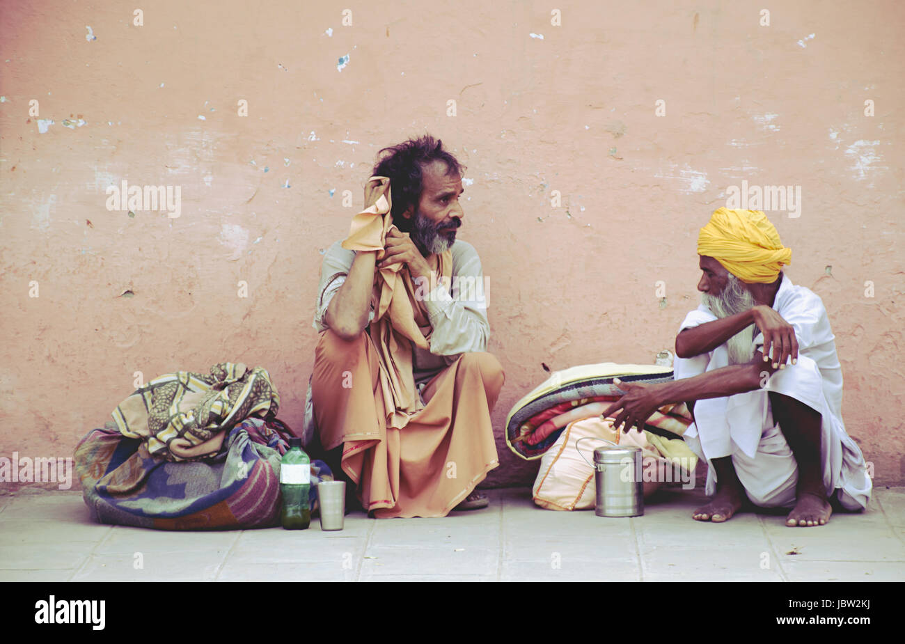 KURUKSHETRA, HARYANA, Indien: 19. Juni 2016 - indischen Sadhus (Heiliger) sitzen und plaudern Stockfoto
