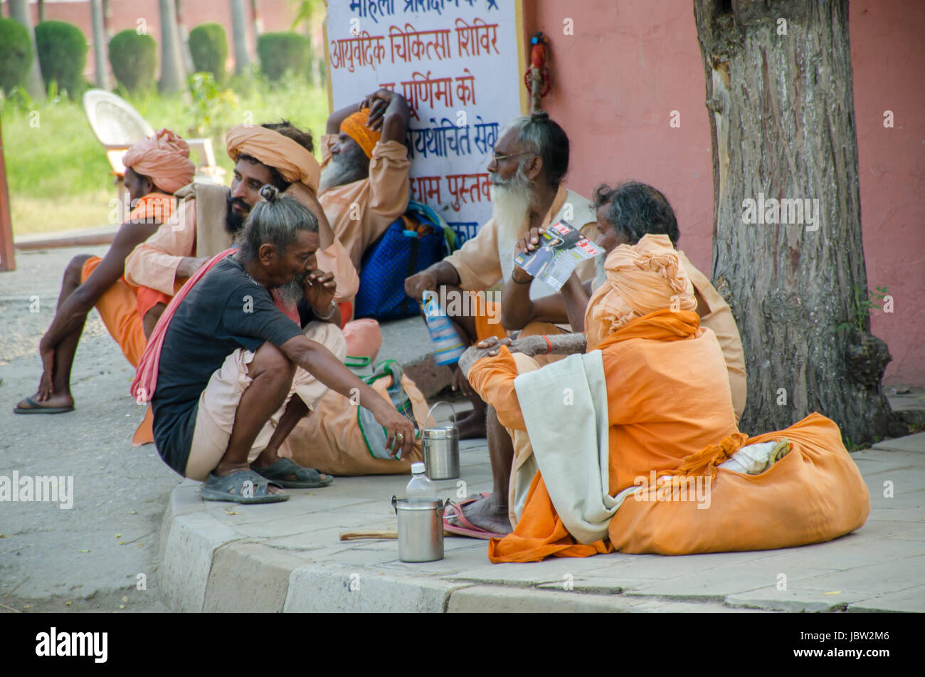 KURUKSHETRA, HARYANA, Indien: 19. Juni 2016 - indischen Sadhus (Heiliger) sitzen und plaudern Stockfoto
