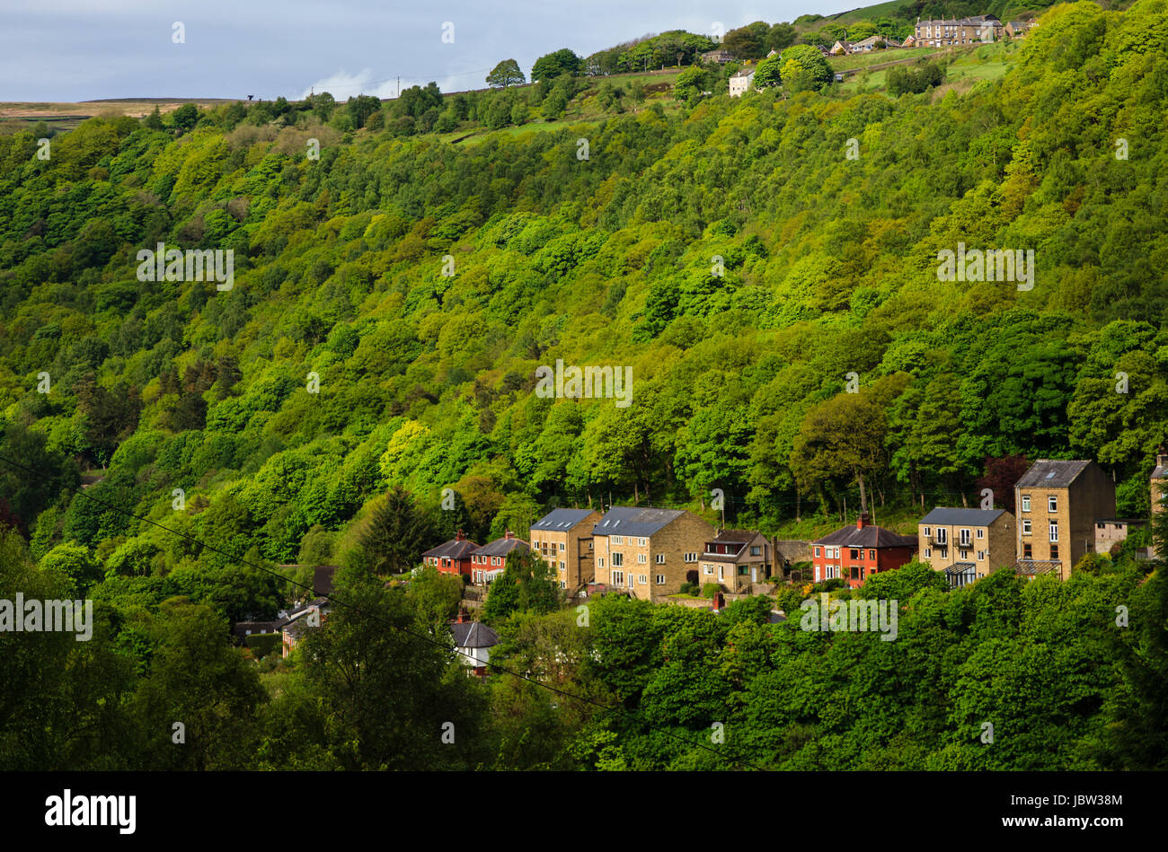 Eine Reihe von Häusern gebaut auf die steilen Flanken der Calder-Tal in der Nähe von Hebden Bridge, Calderdale, West Yorkshire, England, UK Stockfoto