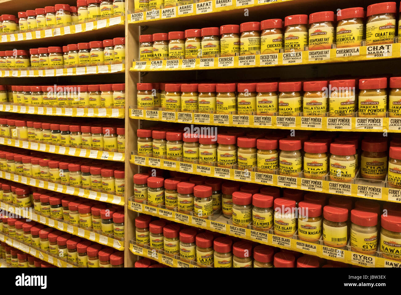 Gewürzen auf Verkauf im Kalustyan Shop, Lexington Avenue, Manhattan, New York City. USA Stockfoto