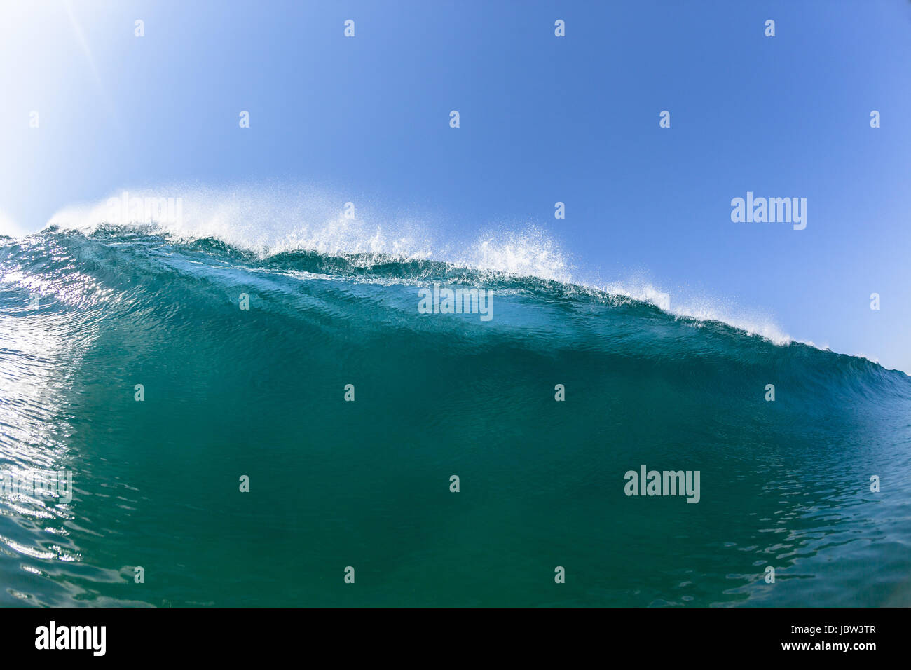 Meer Wellen senkrecht abstürzenden hohlen Schlauch Wasserkraft auf flachen Strand Riffe Sandbänken Stockfoto