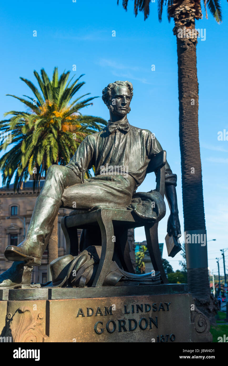 Statue von Adam Lindsay Gordon bei Gordons Reserve in der Innenstadt von Melbourne, Victoria, Australien. Stockfoto