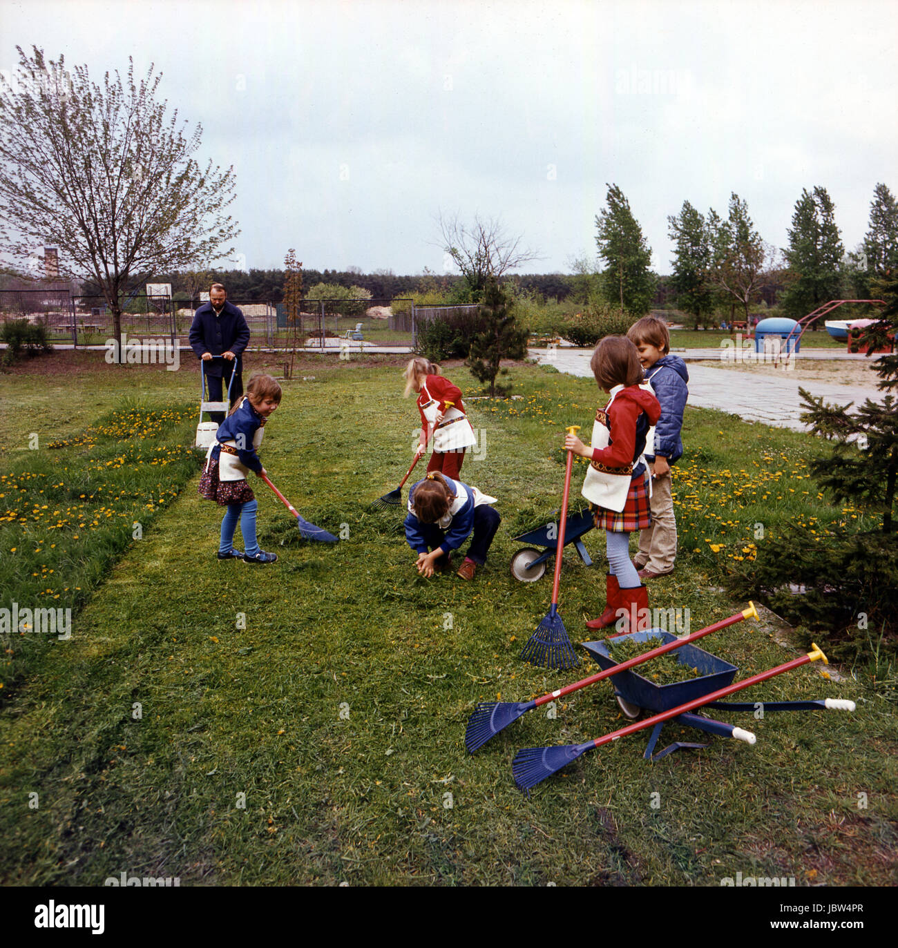 Weimar, DDR, Kindergarten Kinder in der Gartenarbeit Stockfoto