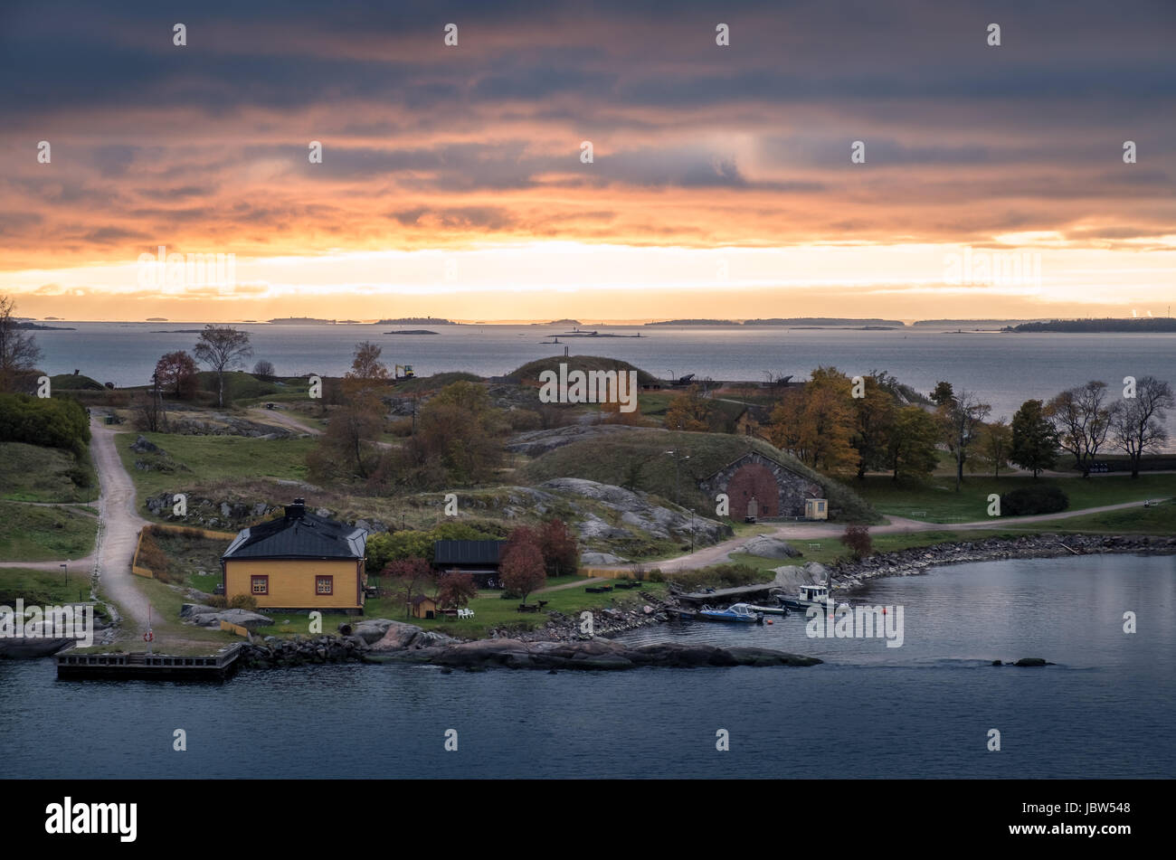 Malerische Landschaft mit Sonnenuntergang und das idyllische Dorf im finnischen Meerbusen Stockfoto