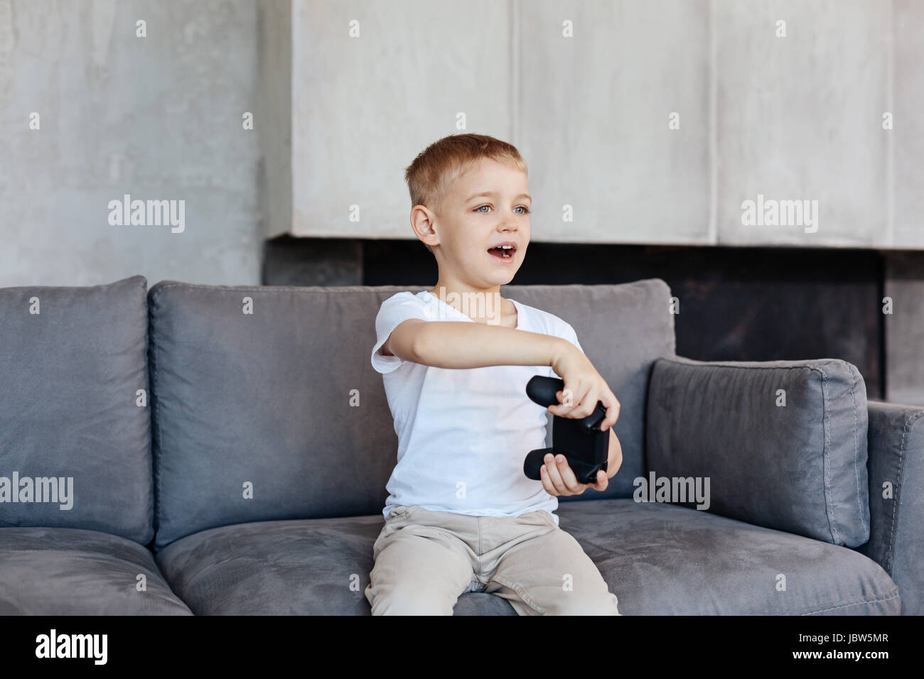 Engagierte aufgeregt Kind sein Hobby zu genießen Stockfoto