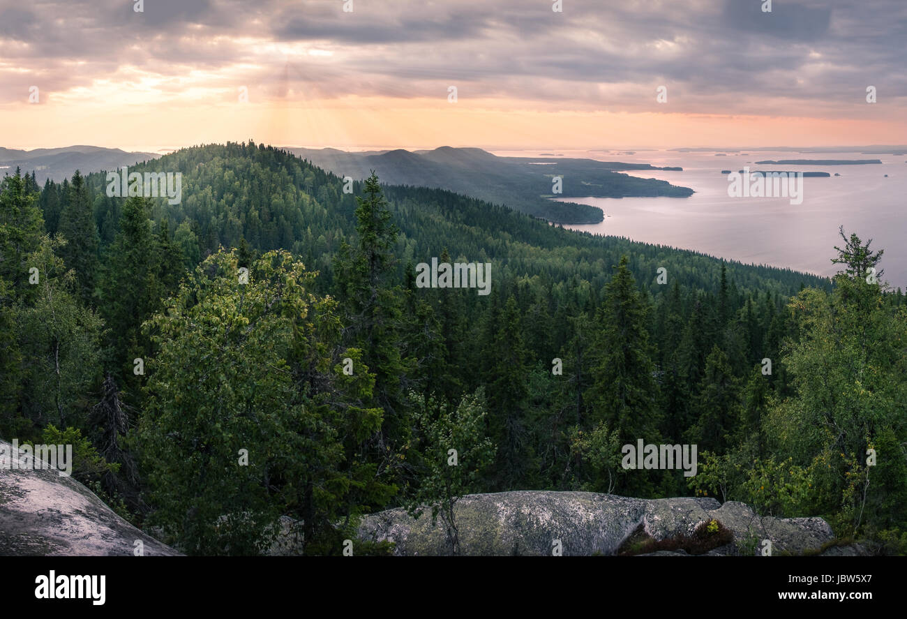 Malerische Landschaft mit See und Sonnenuntergang am Abend im Koli Nationalpark. Stockfoto