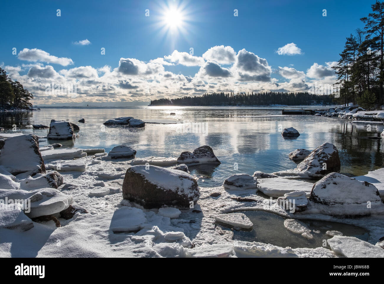 Malerische Landschaft mit Sonne und Meer im winter Stockfoto