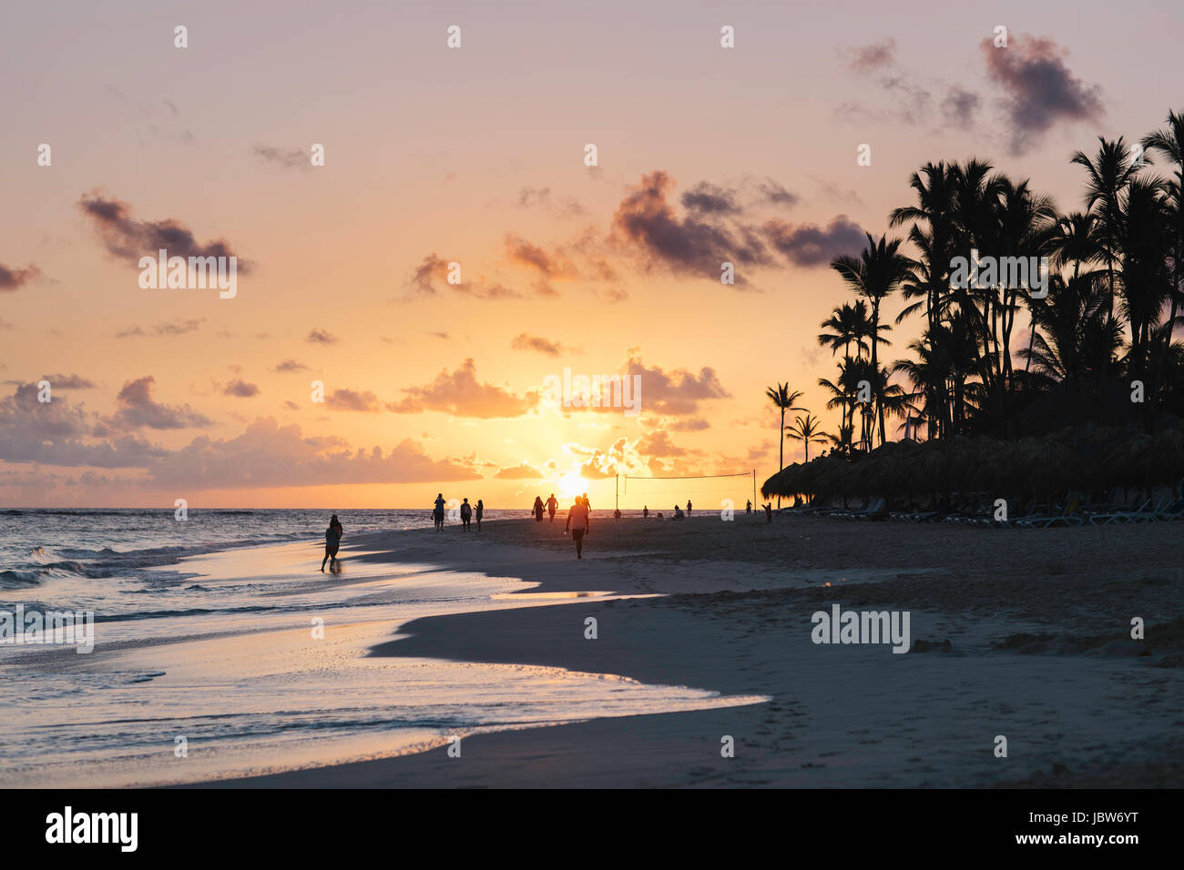 Menschen am Strand bei Sonnenuntergang, Bavaro Beach, Punta Cana, Dominikanische Republik Stockfoto