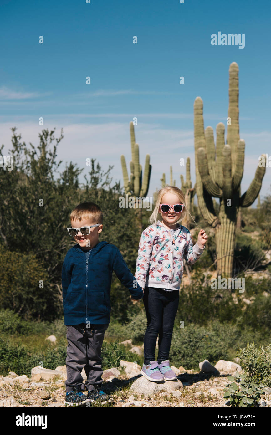 Jungen und Mädchen Hand in Hand, Wadell, Arizona, USA Stockfoto