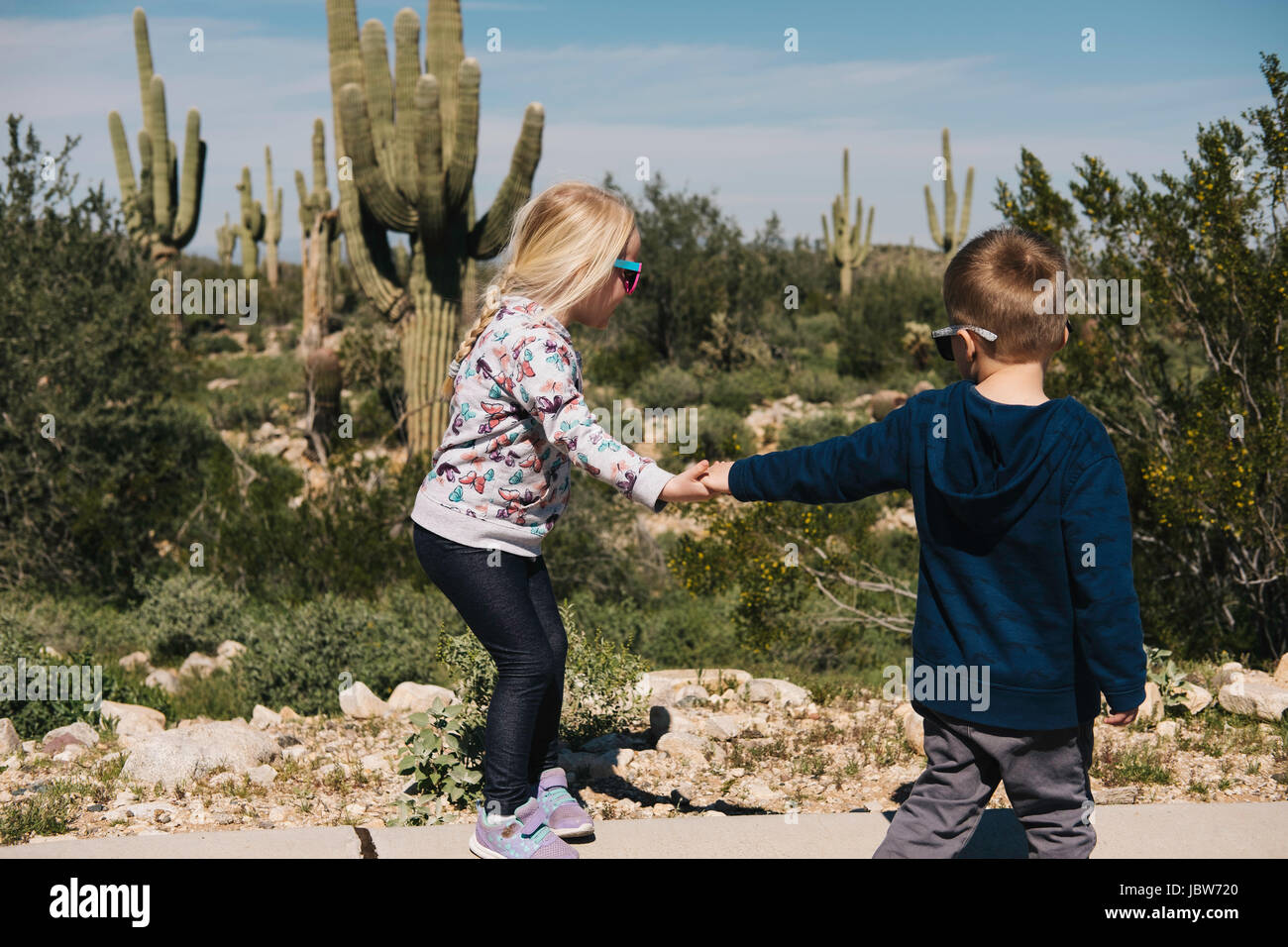 Jungen und Mädchen Hand in Hand, Wadell, Arizona, USA Stockfoto