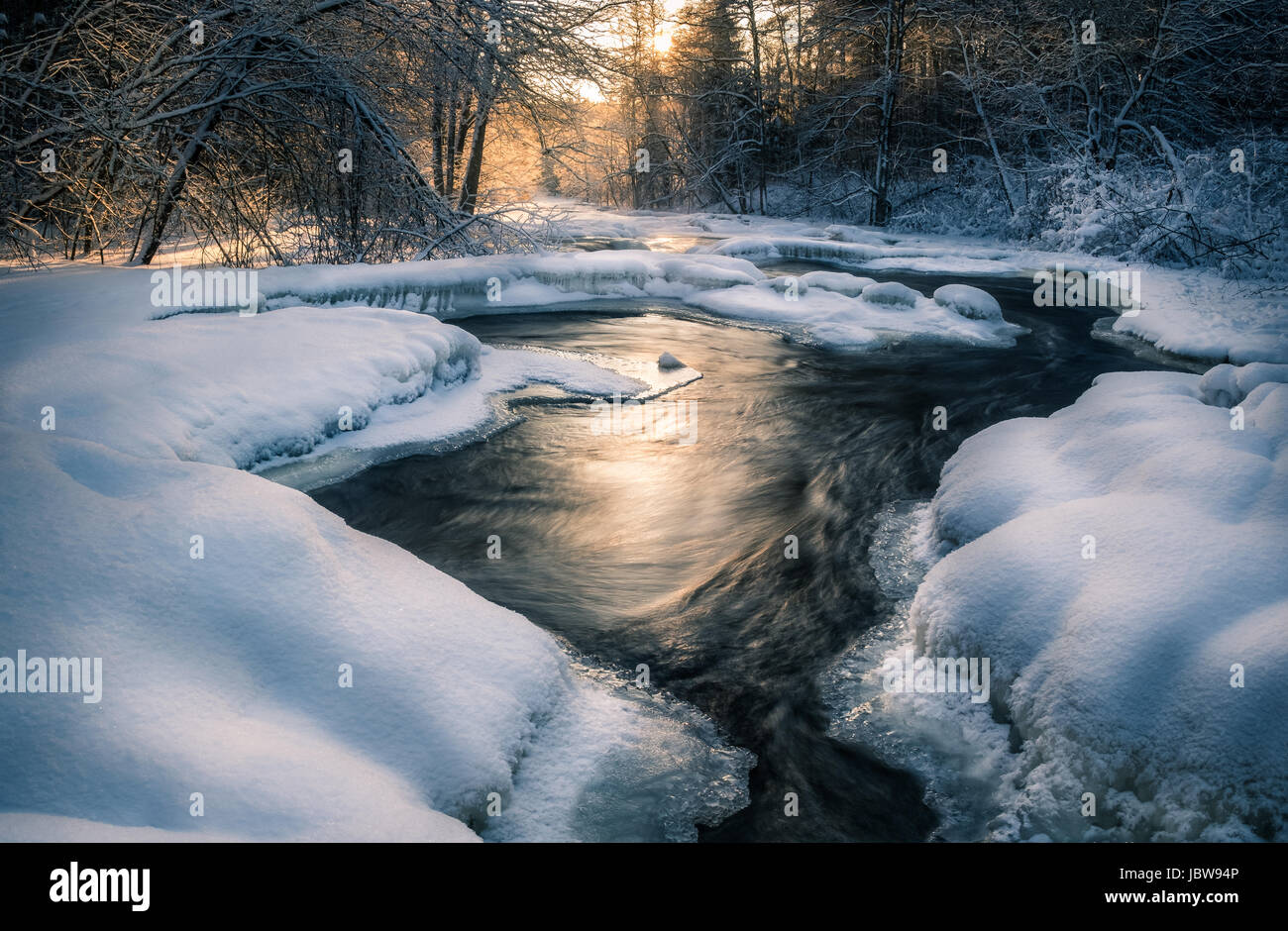 Malerische Landschaft mit fließenden Fluss am Wintermorgen Stockfoto